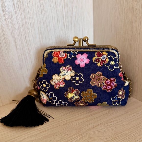 NWT handmade Floral Embroidered purse w/ bronze kiss lock frame and chain strap